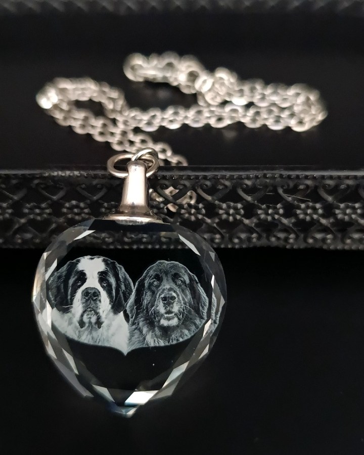 Pendentif cœur en cristal gravé avec deux chiens