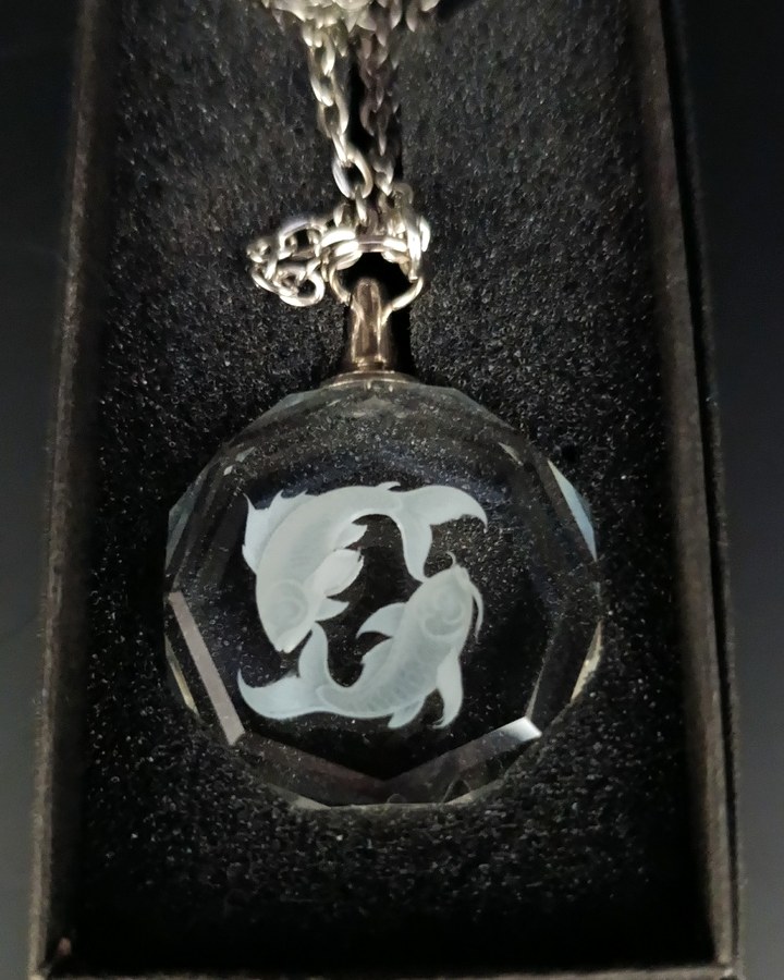 Pendentif rond en cristal avec une gravure de poisson