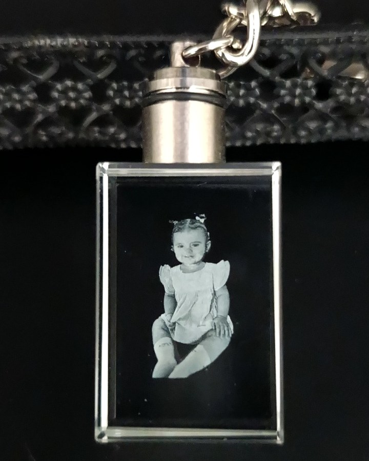 Porte-clé en cristal gravé avec le portrait d'une enfant