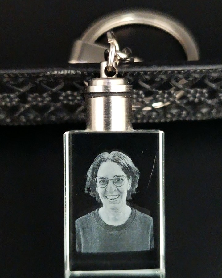 Porte-clé en cristal gravé avec un portrait